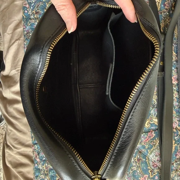 Madewell The Large Transport Camera Bag in Black Leather - Picture 6 of 8